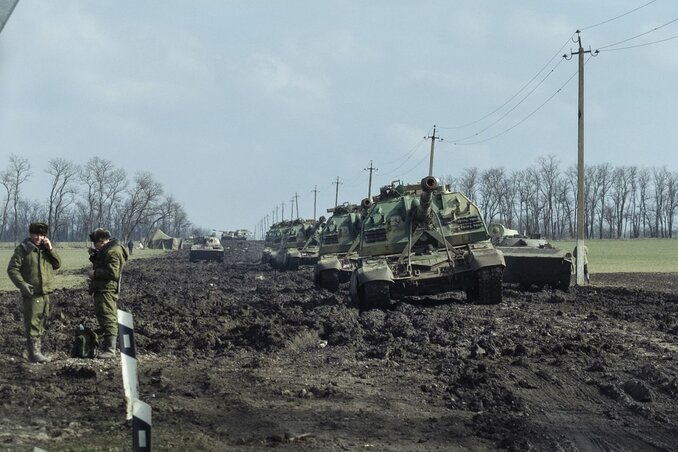 A Kijev felé tartó orosz páncélos hadoszlop egyes hírek szerint lassabban halad a tervezettnél (Fotó: RDMPS via AP/Beta)