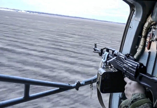 Orosz helikopter cirkál Mariupol közelében az Azovi-tenger felett (Fotó: AP via Beta) Orosz helikopter cirkál Mariupol közelében az Azovi-tenger felett (Fotó: AP via Beta)
