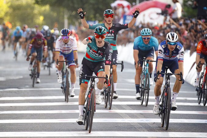 Bennett 2020-ban Tour-szakaszt és zöld ponttrikót nyert a Champs-Elysées-n, nem csoda, hogy Erdélyben könnyedén behúzta a két mezőnyhajrás etapot… (Fotó: Bicisport/SprintCyclingAgency)