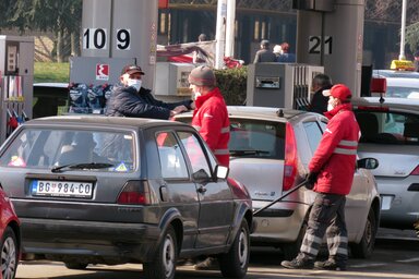 Autósor egy belgrádi töltőállomásnál (Fotó: Beta)