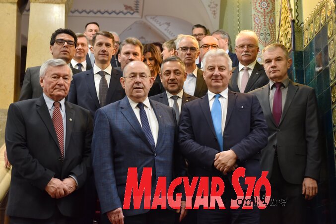 A vajdasági magyarság, az anyaország és a Kárpát-medencei magyar térségek érdekképviseleti szervezetei képviselői és magas rangú állami tisztségviselők (Molnár Edvárd felvltele) A vajdasági magyarság, az anyaország és a Kárpát-medencei magyar térségek érdekképviseleti szervezetei képviselői és magas rangú állami tisztségviselők (Molnár Edvárd felvltele)