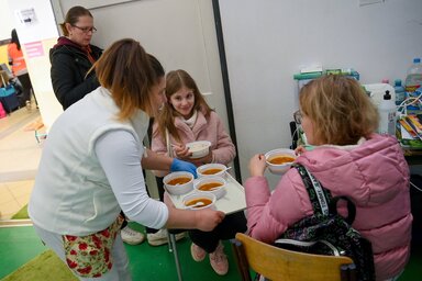 Tiszabecs, 2022. m�rcius 4.
Az orosz-ukr�n h�bor� el�l Ukrajn�b�l menek�l� csal�dnak ad meleg �telt egy �nk�ntes seg�t� a tiszabecsi II. R�k�czi Ferenc �ltal�nos Iskol�n�l kialak�tott seg�ts�gponton 2022. m�rcius 4-�n.
MTI/Czegl�di Zsolt