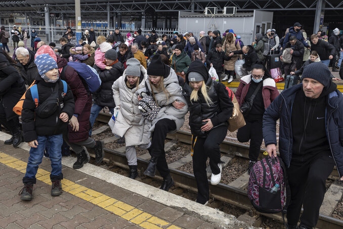 Emberek ezrei menekülnek továbbra is Ukrajnából. Ez a pénteki felvétel a kijevi vasútállomáson készült és a Lvivbe (Lemberg) induló szerelvényre igyekvőket örökítette meg (Fotó: AP via Beta)