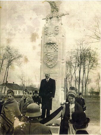 Fotó az emlékmű 1942-es átadásáról (Keszeg Ferenc családi albumából)