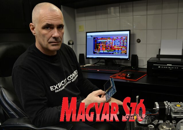 Fődi József: Ma már elektronika irányítja a templomórákat (Fotó: Dávid Csilla) Fődi József: Ma már elektronika irányítja a templomórákat (Fotó: Dávid Csilla)