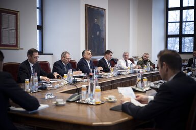 Budapest, 2022. m�rcius 7.
A Minisztereln�ki Sajt�iroda �ltal k�zreadott k�pen Orb�n Viktor minisztereln�k (b3) a Nemzetbiztons�gi Operat�v T�rzs �l�s�n a Karmelita kolostorban 2022. m�rcius 7-�n. Orb�n Viktor mellett Pint�r S�ndor bel�gyminiszter (b2), 