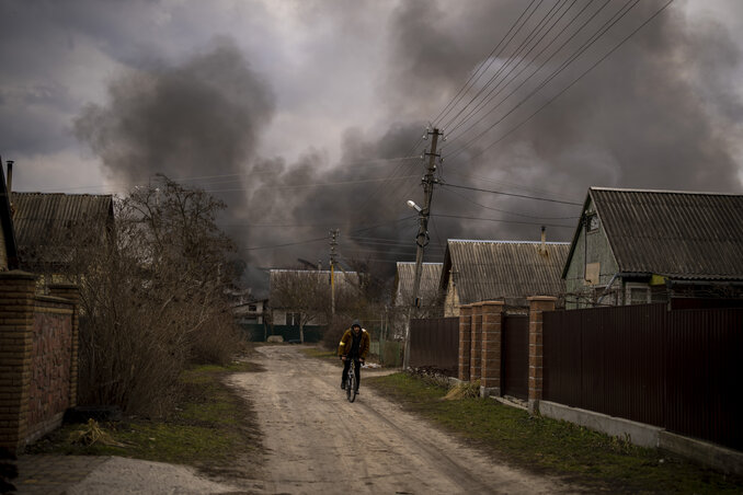 Ég, füstöl a horizont. A felvétel Irpiny közelében készült, ahol találat érte a helyi gyárat (Fotó: AP via Beta)