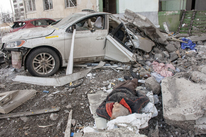 Az orosz rakétabecsapódások folytán Harkiv egyes lakónegyedei súlyos károkat szenvedtek (Fotó: AP via Beta)