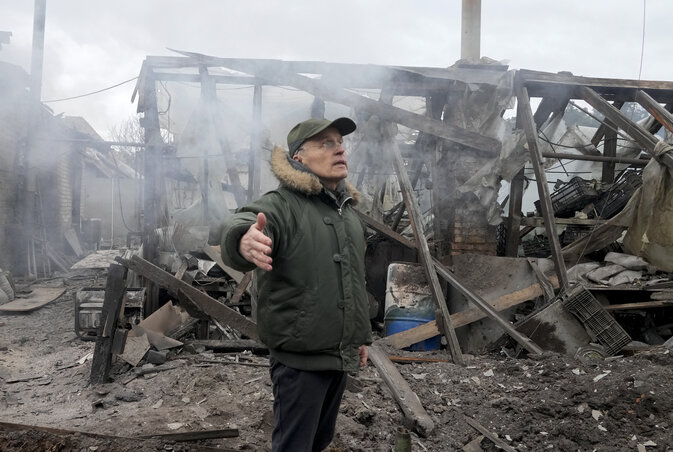 Roncshalmazzá vált a háza. A felvétel vasárnap a Kijevhez közeli Horenkában készült (Fotó: AP via Beta)