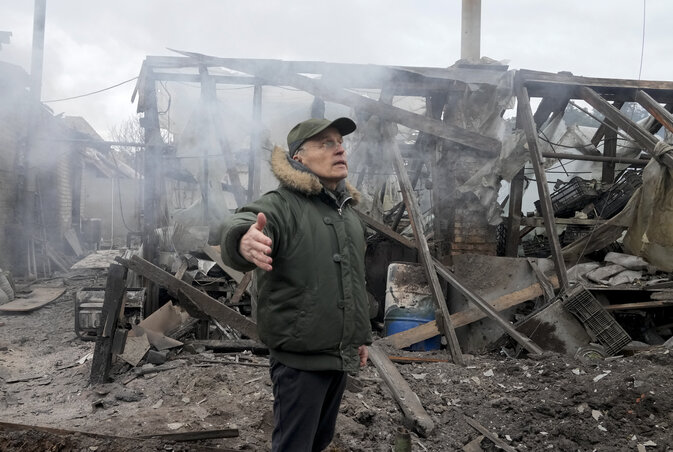 Roncshalmazzá vált a háza. A felvétel vasárnap a Kijevhez közeli Horenkában készült (Fotó: AP via Beta) Roncshalmazzá vált a háza. A felvétel vasárnap a Kijevhez közeli Horenkában készült (Fotó: AP via Beta)