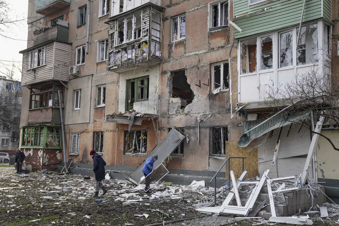 Mariupolért komoly csata folyik. A napokig tartó tüzérségi támadás során számos lakóépület is megrongálódott (Fotó: AP via Beta)