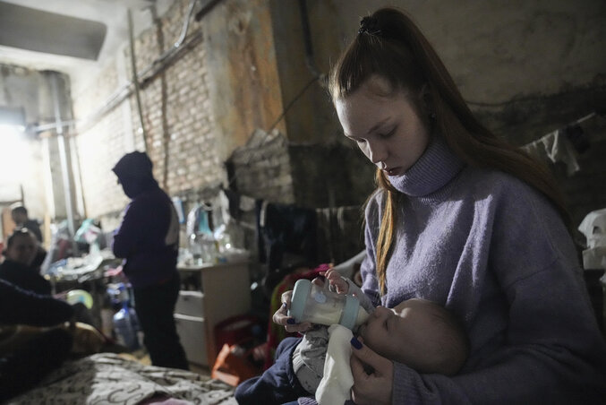 Nagyon sokan óvóhelyeken töltik a nap túlnyomó részét. Ez a felvétel tegnap egy ilyen rögtönzött mariupoli menhelyen készült (Fotó: AP via Beta) Nagyon sokan óvóhelyeken töltik a nap túlnyomó részét. Ez a felvétel tegnap egy ilyen rögtönzött mariupoli menhelyen készült (Fotó: AP via Beta)