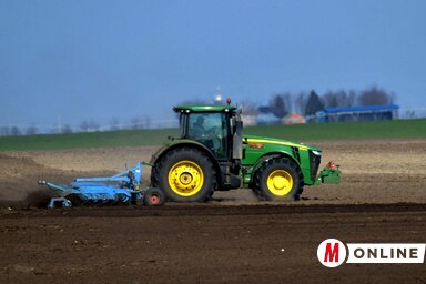 Egyre több traktort látni a földeken, megkezdődött a tavaszi vetés (Fotó: Gergely József)
