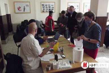 A véradás első lépéseként az önkéntesek egy formanyomtatványt töltenek ki (Fotó: Vidács Hajnalka)