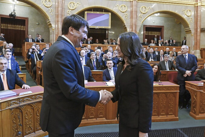 A második államfői ciklusát letöltő Áder János gratulál Novák Katalinnak (Fotó: MTI)