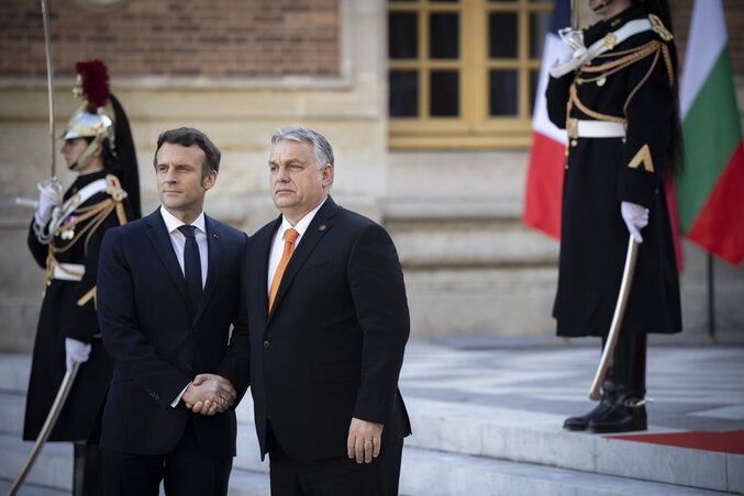 Macron és Orbán Versailles-ban (Fotó: MTI)