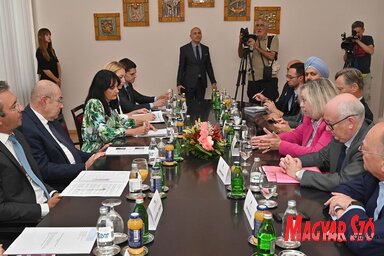 Az Egyesült Királyság parlamenti küldöttségének látogatása a Tartományi Képviselőházban
