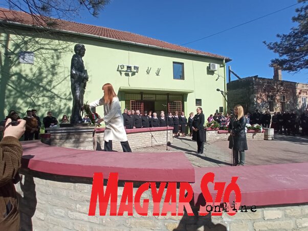 A megemlékezés szervezői is elhelyezik a megemlékezés virágait Óbecsén a Petőfi-szobornál (Kancsár Izabella felvétele)