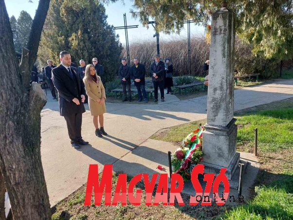 A VMSZ nevében Bácsföldváron Újvári Zsombor és Szekrény Anetta képviselőjelöltek koszorúztak (Kancsár Izabella felvétele)