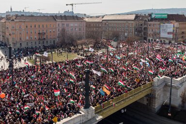 Budapest, 2022. m�rcius 15.
A Civil �sszefog�s F�rum - Civil �sszefog�s K�zhaszn� Alap�tv�ny (C�F-C�KA) B�kemenet�nek r�sztvev�i a Margit h�don az 1848-49-es forradalom �s szabads�gharc kit�r�s�nek �vfordul�j�n, 2022. m�rcius 15-�n.
MTI/Czegl�di Zsolt