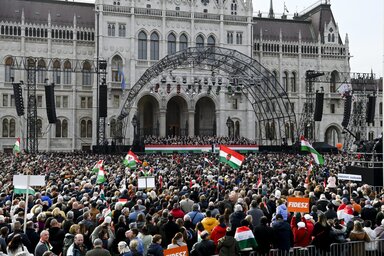 Hatalmas tömeg hallgatta Orbán Viktor ünnepi beszédét (Fotó: MTI)