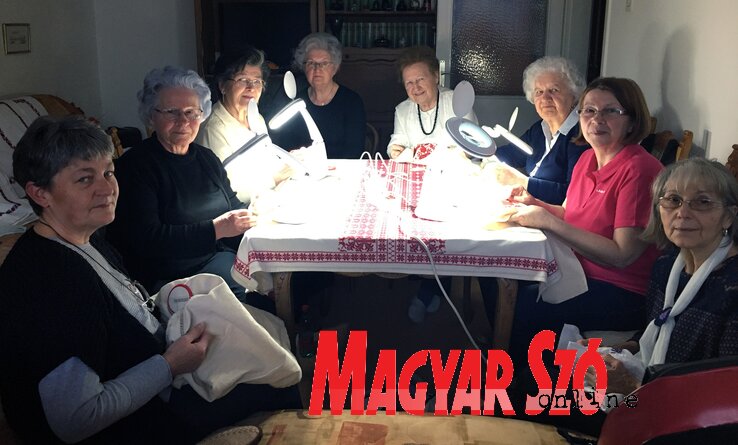 A Csipkeverő és Kézi Hímző Szakosztály tagjai: Gombár Erzsébet, Szabó Margit, Mavrenski Margit, Zuberec Vera, Monoki Julianna, Guttai Irén, Szilágyi Anna, Volár Erzsébet (Fotó: Bozsoki Valéria) A Csipkeverő és Kézi Hímző Szakosztály tagjai: Gombár Erzsébet, Szabó Margit, Mavrenski Margit, Zuberec Vera, Monoki Julianna, Guttai Irén, Szilágyi Anna, Volár Erzsébet (Fotó: Bozsoki Valéria)
