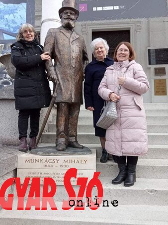 Volár Erzsébet, Guttai Irén és Szilágyi Anna a békéscsabai Munkácsy Mihály-szobornál Volár Erzsébet, Guttai Irén és Szilágyi Anna a békéscsabai Munkácsy Mihály-szobornál