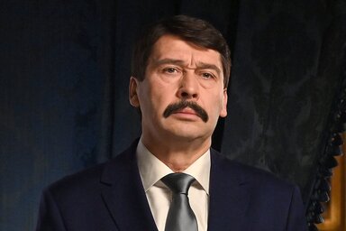 Budapest, 2021. janu�r 1. 
�der J�nos k�zt�rsas�gi eln�k �s Weisz Fanni jeltolm�cs, siket es�lyegyenl�s�gi aktivista az �llamf� �j�vi k�sz�nt�j�nek telev�zi�s felv�tel�n a S�ndor-palot�ban 2020. december 29-�n.
MTI/Illy�s Tibor