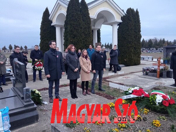 A VMSZ nevében Kiss Nándor, Lajkó Szilvia, Szekrény Anetta és Fremond Árpád helyezték el az emlékezés virágait (Fotó: Kancsár Izabella felvétele)
