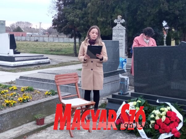 Szekrény Anetta ünnepi beszédet tart a megemlékezésen (Fotó: Kancsár Izabella felvétele)