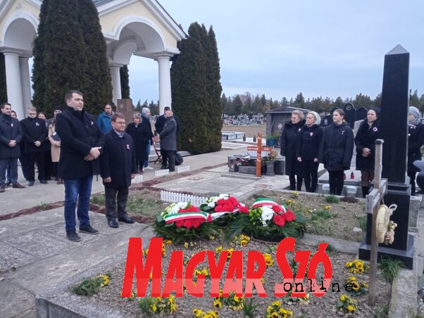 Dr. Molnár Viktor és Kiss Igor a VMSZ óbecsei községi szervezetének nevében koszorúzott (Fotó: Kancsár Izabella felvétele)