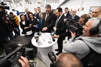 Novi Sad, 16.03.2022. - Predsednik Srbije Aleksandar Vucic obisao je fabriku kompanije BMTS Technology, danas u Industrijskoj zoni "Sever 4" u Novom Sadu. (BETAPHOTO/DRAGAN GOJIC/DS)