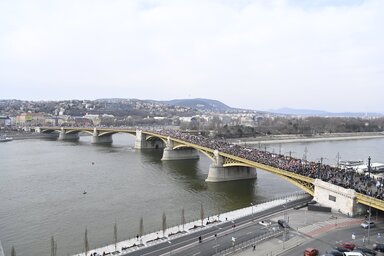 Budapest, 2022. m�rcius 15.
A Civil �sszefog�s F�rum - Civil �sszefog�s K�zhaszn� Alap�tv�ny (C�F-C�KA) B�kemenet�nek r�sztvev�i vonulnak a Margit h�don az 1848-49-es forradalom �s szabads�gharc kit�r�s�nek �vfordul�j�n, 2022. m�rcius 15-�n.
MTI/Kov�cs 