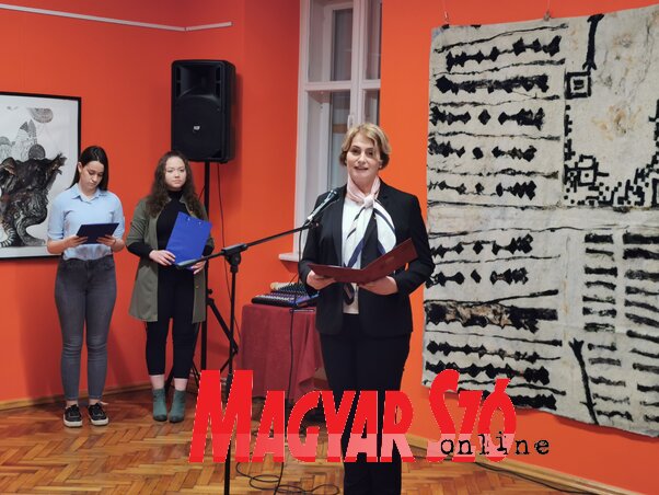 Csibi Krisztina, a Magyarság Háza igazgatója megnyitja a topolyai kiállítást (Fotó: Herceg Elizabetta)