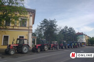 Adán a községházánál felsorakozott traktorok (Fotó: Csincsik Zsolt)