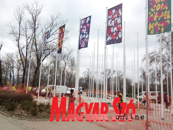 A Limáni park bejáratában, a Felszabadulás sugárút felőli részen tegnap délelőtt felállították az árbócokat, a rendhagyó lobogótárlat megnyitása vasárnap 11 órakor lesz (Fotó: Szeli Balázs felvétele) A Limáni park bejáratában, a Felszabadulás sugárút felőli részen tegnap délelőtt felállították az árbócokat, a rendhagyó lobogótárlat megnyitása vasárnap 11 órakor lesz (Fotó: Szeli Balázs felvétele)