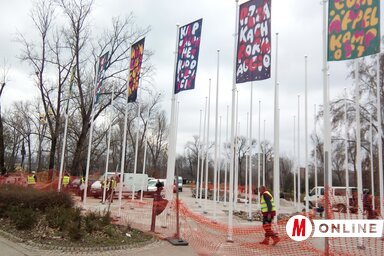 A Limáni park bejáratában, a Felszabadulás sugárút felőli részen tegnap délelőtt felállították az árbócokat, a rendhagyó lobogótárlat megnyitása vasárnap 11 órakor lesz (Fotó: Szeli Balázs felvétele)