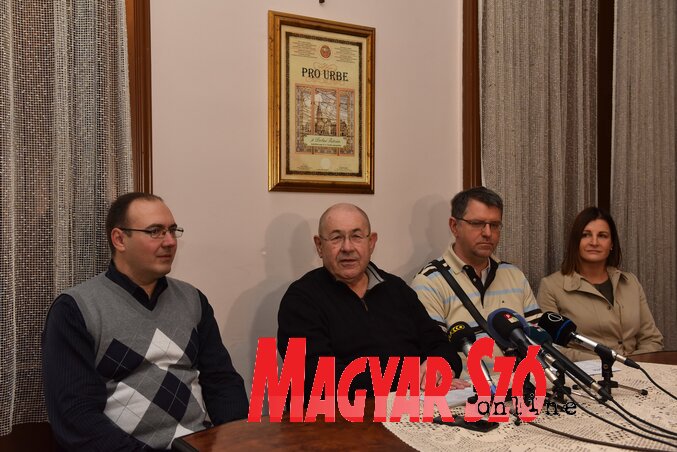 Ric Gábor, Pásztor István, Paskó Csaba és Csallóközi Eszter (Fotó: Molnár Edvárd) Ric Gábor, Pásztor István, Paskó Csaba és Csallóközi Eszter (Fotó: Molnár Edvárd)