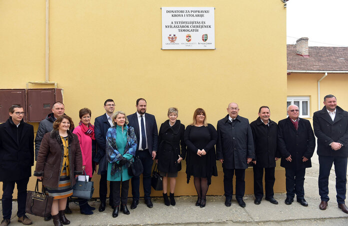 A politikusok küldöttsége a nagykikindai Egység Művelődési Egyesületbe is ellátogatott (Fotó: Ótos András) A politikusok küldöttsége a nagykikindai Egység Művelődési Egyesületbe is ellátogatott (Fotó: Ótos András)