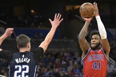 Saddiq Bey emeli a hárompontost (Fotó: Beta/AP)