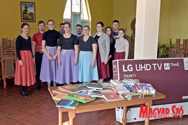A Tiszagyöngye Művelődési Egyesület táncosai az ajándékokkal (Fotó: Gergely Árpád)