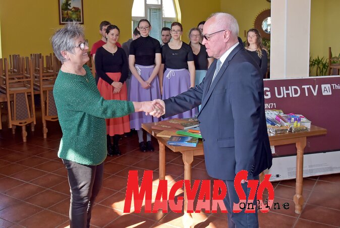 Kovács Magdaléna vette át az ajéndékokat Hajnal Jenőtől (Fotó: Gergely Árpád) Kovács Magdaléna vette át az ajéndékokat Hajnal Jenőtől (Fotó: Gergely Árpád)