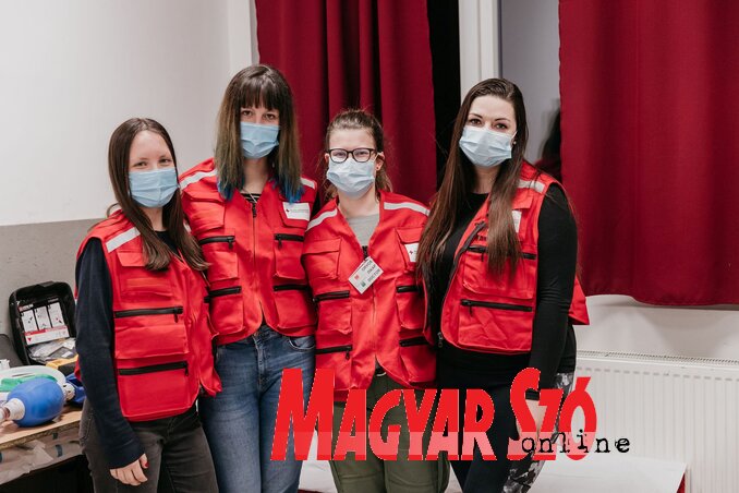 A Vöröskereszt H-HERO csapatának hölgy tagjai a záhonyi befogadóközpontban (Fotó: Vukov Tamara)
