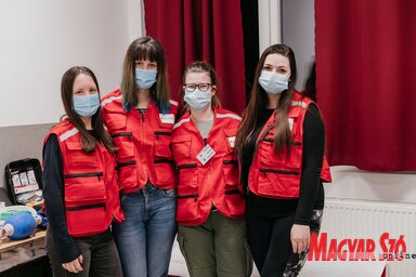 A Vöröskereszt H-HERO csapatának hölgy tagjai a záhonyi befogadóközpontban (Fotó: Vukov Tamara)