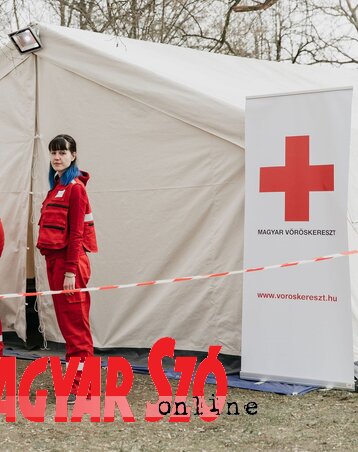 Dr. Lestár Boglárka a Vöröskereszt Záhonyban felállított sátra mellett (Fotó: Vukov Tamara)