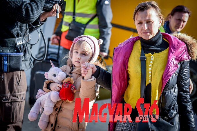 Gondterhelt arcú, menekülő édesanya szomorú szemű gyermekével Tiszabecsnél (Fotó: Baptista Szeretetszolgálat Facebook-oldala)