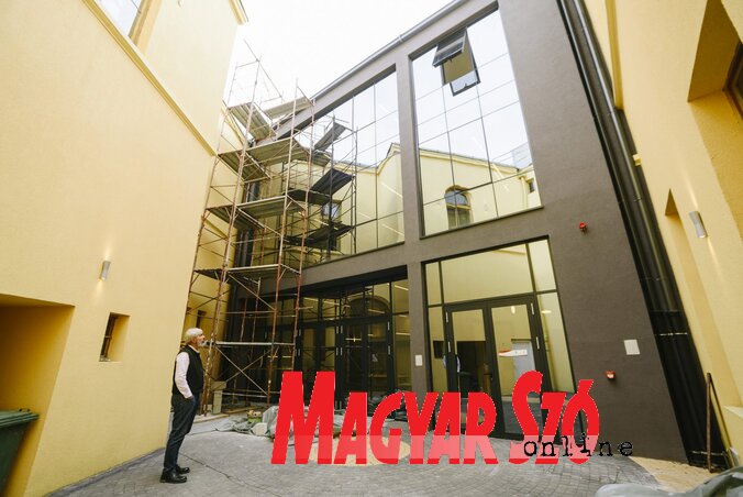 A könyvtár új része (Fotó: Molnár Edvárd) A könyvtár új része (Fotó: Molnár Edvárd)