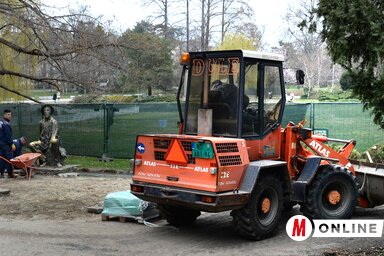 Javában folyik a Duna park rekonstrukciója, a Mihajlo Pupin sugárút és a Pionir utca kereszteződésénél lévő bejárat zárva van. A munkások tegnap elhelyezték itt az új kőlapokat a járdán, hamarosan megnyitják ezt a részt (Fotó: Dávid Csilla felvétele)