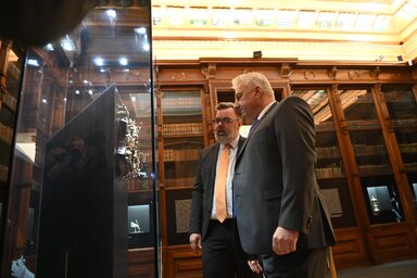 Budapest, 2022. m�rcius 21.
Semj�n Zsolt minisztereln�k-helyettes (j) �s L. Simon L�szl�, a Magyar Nemzeti M�zeum (MNM) f�igazgat�ja megtekinti J�zsef �gost f�herceg d�szk�s�nek tokj�t az MNM Sz�ch�nyi-term�ben a Nemzeti M�zeum meg�jult arculat�t �s tov�