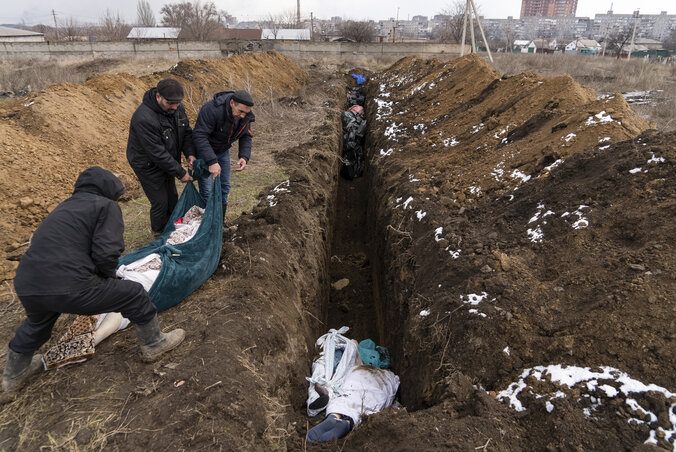 Mariupol közelében rögtönzött árkokba temetik a hullákat (Fotó: AP via Beta)